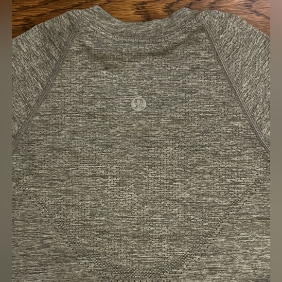 Lululemon Women’s Swiftly Tech Cropped Short Sleeve Shirt, Gray - Size 2 - Picture 6 of 7
